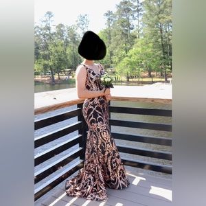 Worn once! Worn to Prom for 2 hours. You pay for shipping.